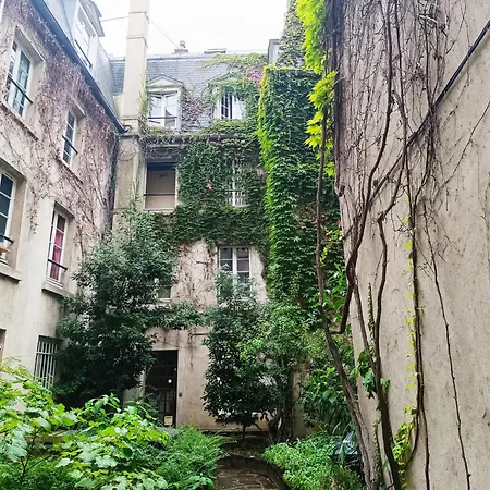 Saint-germain Notre-dame, Rue Des Paris